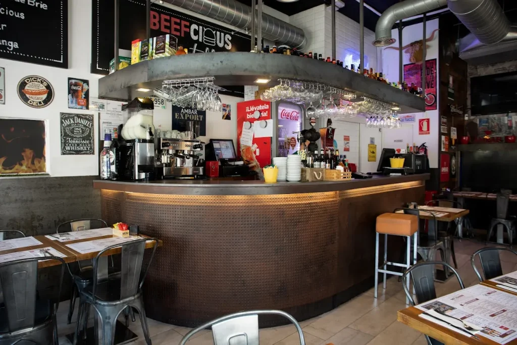 beefcious interior las tablas